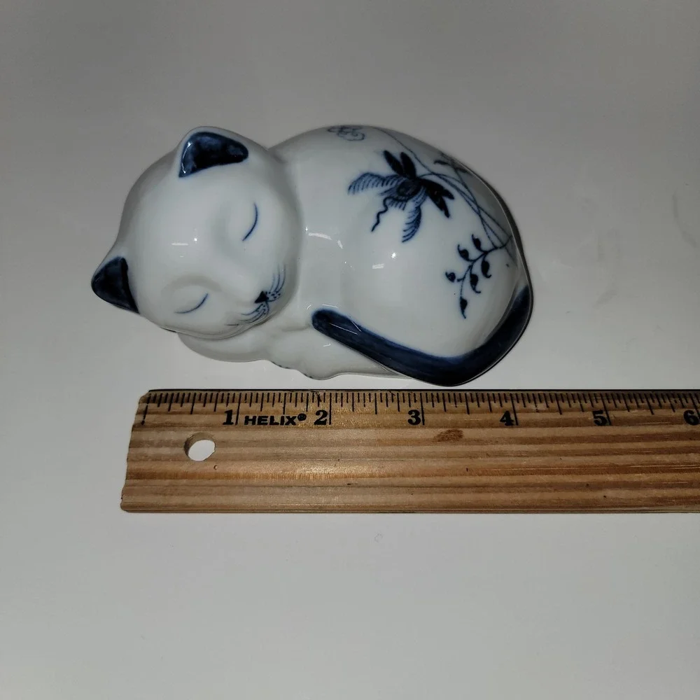 VTG Cozy Sleeping Cat Figurine Blue White Floral 5